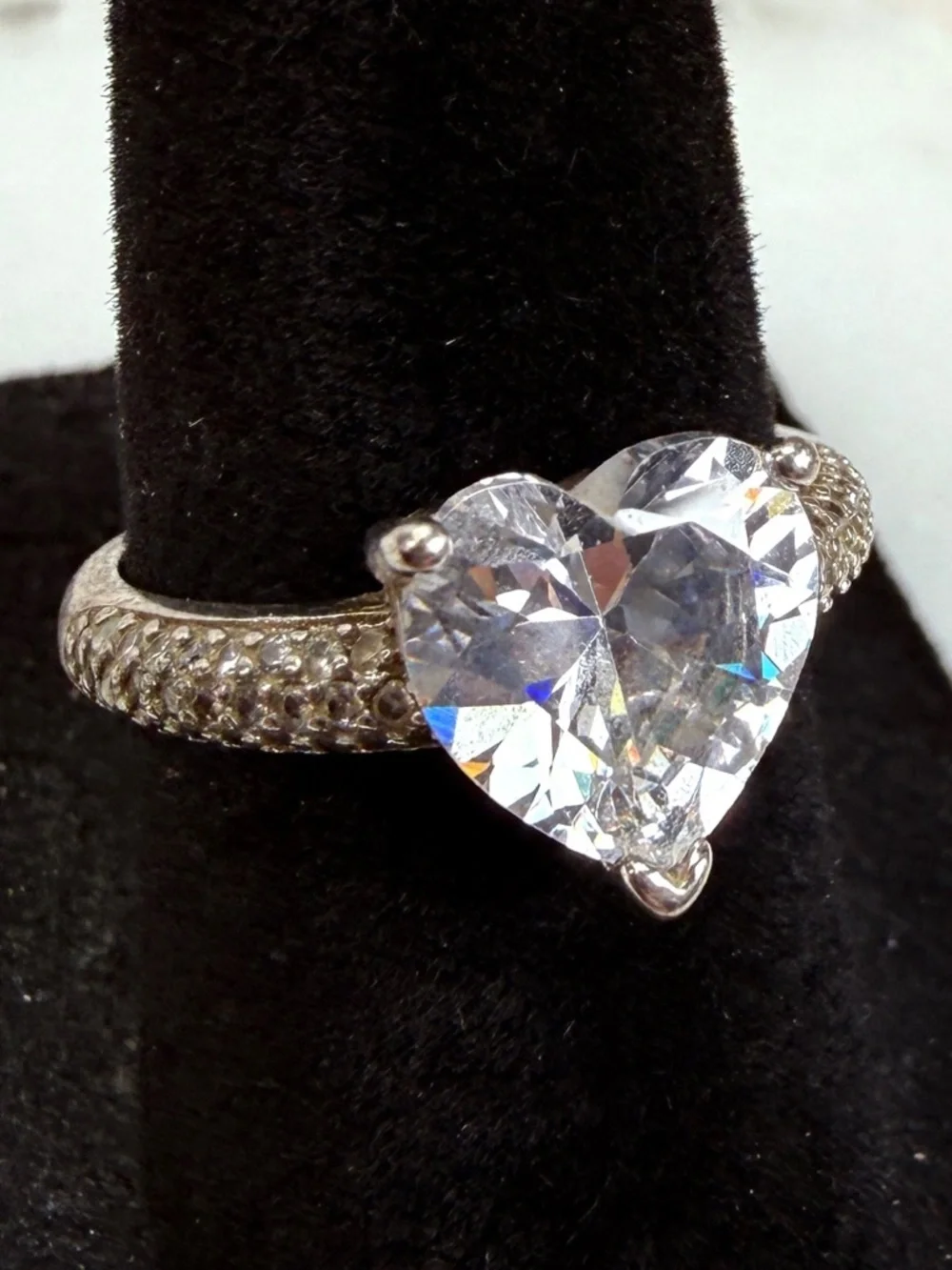 Beautiful vintage size 6, aged silvertone, heart shaped bling ring